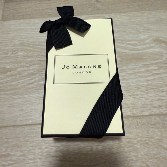 Jo Malone London Gift Box with Black Ribbon - Picture 1 of 3
